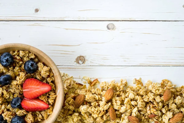 Granola casera y bayas frescas en mesa de madera con espacio con — Foto de Stock