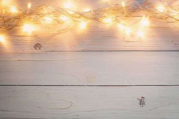 Sfondo di Natale e luci ghirlanda su sfondo di legno con — Foto Stock