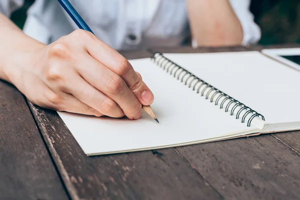 Hipster kvinna hand skriva anteckningsboken papper i kafé. — Stockfoto