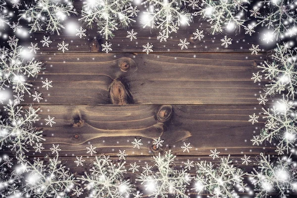 Fondo de Navidad marrón madera y blanco nieve con copos de nieve —  Fotos de Stock
