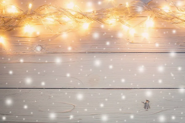 Weihnachtslicht und Weihnachtsdekoration mit Schnee auf weißem Holz — Stockfoto