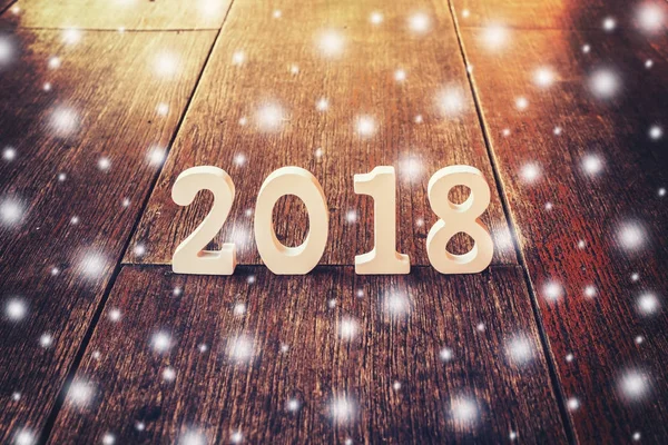 Números de madeira que formam o número 2018, para o ano novo e sno — Fotografia de Stock