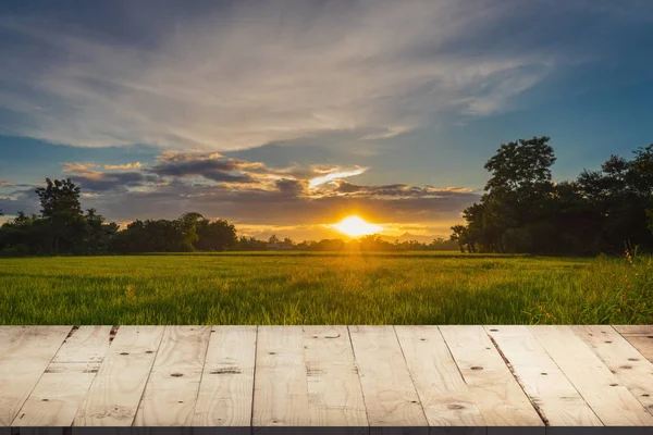 Holz Tisch und Reisfeld und Sonnenuntergang blauer Himmel mit Linsenschlag, d — Stockfoto