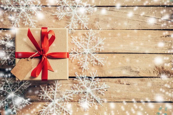Caja de regalo y decoración de Navidad y nieve con copos de nieve blancos — Foto de Stock