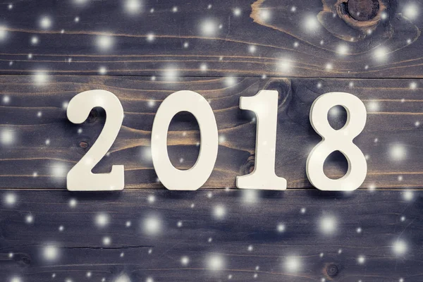 Dřevěná čísla tvoří číslo 2018, na nový rok a sno — Stock fotografie
