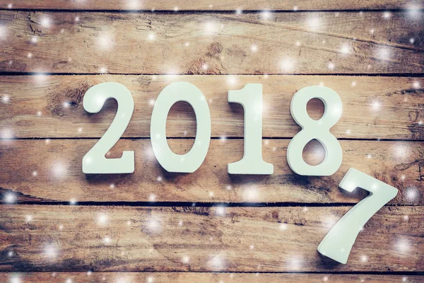 Dřevěná čísla tvoří číslo 2018, na nový rok a sno — Stock fotografie
