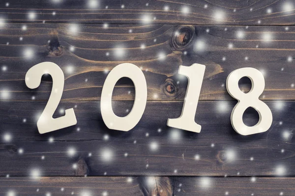 木制数字形成数到 2018 年，新的一年和斯诺 — 图库照片