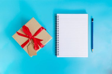 Üstten Görünüm kahverengi hediye kutusu ve defter kağıt mavi yeni yıl için 