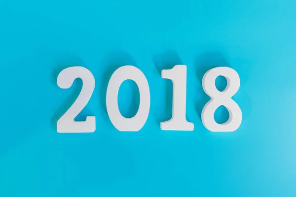 新的一年，在蓝色的柔和颜色 2018 年的顶视图数. — 图库照片