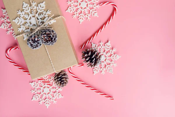 Bovenaanzicht bruin geschenk doos en kerst decoratie voor Nieuwjaar op — Stockfoto