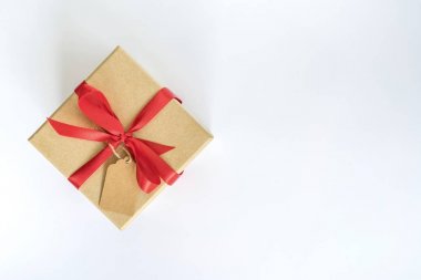 Üstten Görünüm kahverengi hediye kutusu alanı izole beyaz zemin üzerine.