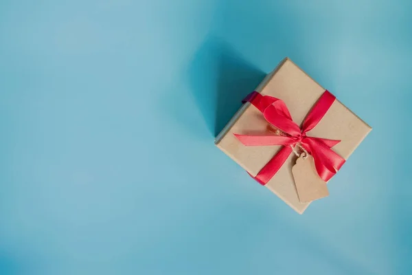 Top view brown gift box for new year on blue pastel color backgr — Stock Photo, Image