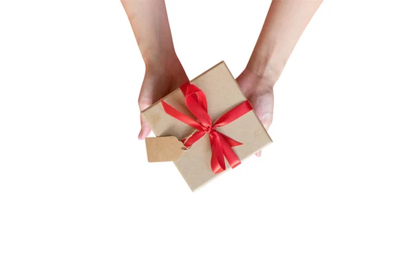 Fechar a mão mulher segurando caixa de presente em branco isolado com clipe — Fotografia de Stock