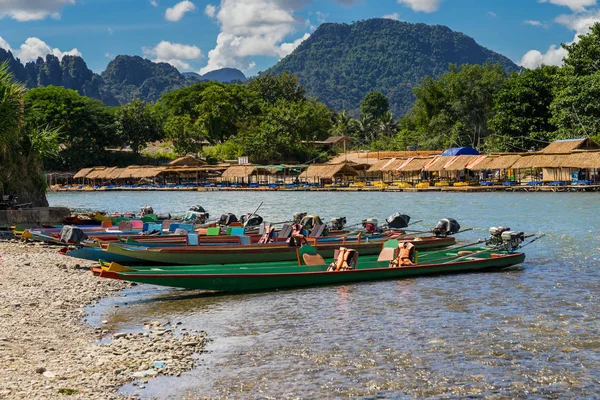 Şarkı nehir, Vang Vieng, Laos günbatımında uzun kuyruk gemilerde. — Stok fotoğraf