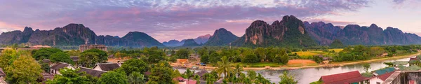 Mirador panorámico y hermoso paisaje en Vang Vieng, Laos . — Foto de Stock