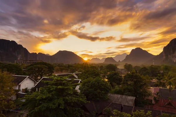 Näkökulma ja kaunis auringonlasku Vang Vieng, Laos . — kuvapankkivalokuva