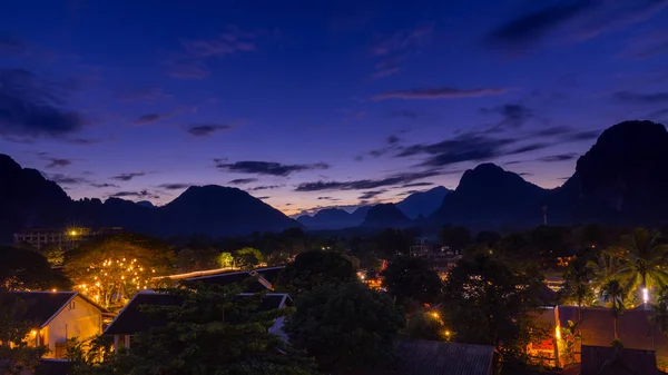 Mirador y hermoso paisaje nocturno en Vang Vieng, Laos . — Foto de Stock