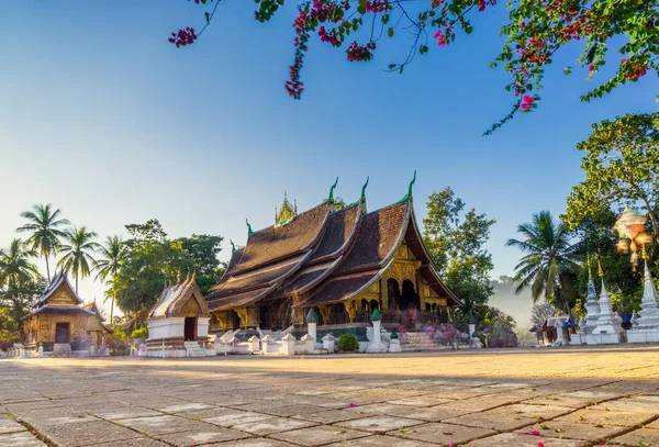 Wat Xieng Thong (Золотий Храм місто) в Луанг Прабанг, Лаосу. Се — стокове фото