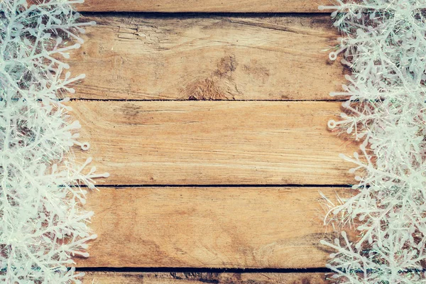 Fundo de Natal marrom de madeira e flocos de neve brancos com spac — Fotografia de Stock