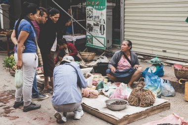 Yerel bir Laotian tepe kabile kadın sebze Luang Prabang, Laos 13 Kasım, 2017 üzerinde günlük sabah pazarda satıyor..