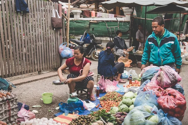 Uma mulher local da tribo Laotian Hill vende legumes no mercado diário da manhã em Luang Prabang, Laos, no dia 13 de NOVEMBRO de 2017 . — Fotografia de Stock