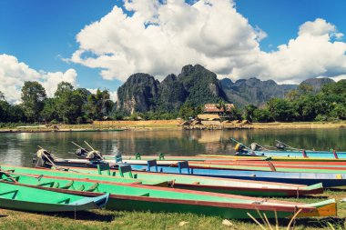 Şarkı nehir, Vang Vieng, Laos günbatımında uzun kuyruk gemilerde.