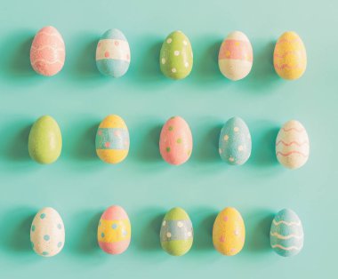 Coloeful Paskalya yumurtaları alan pastel renk zemin üzerine.