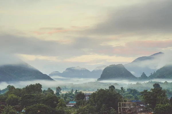 Beautiful sunrise and white mist with mountain at Vang vieng, La — Stock Photo, Image