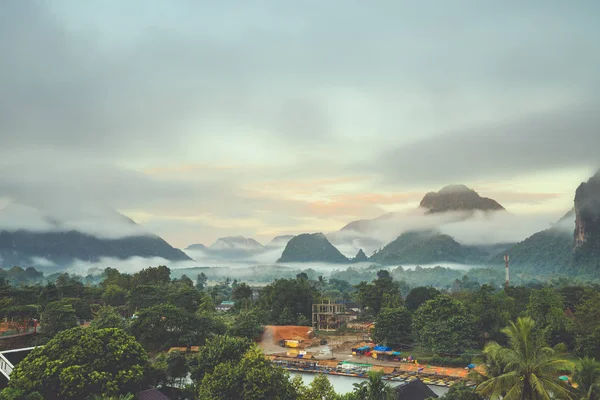 Vacker soluppgång och vit dimma med berget vid Vang vieng, La — Stockfoto