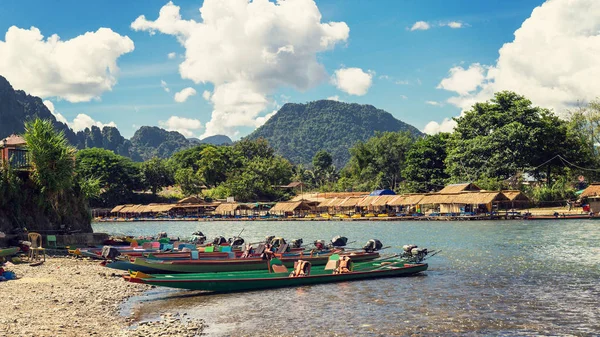 Botes de cola larga al atardecer en el río Song, Vang Vieng, Laos . — Foto de Stock