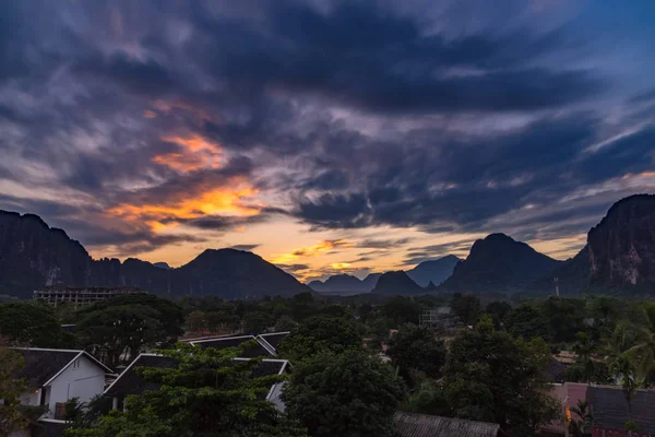 Synvinkel och vackra landskap i solnedgång vid Vang Vieng, Laos. — Stockfoto