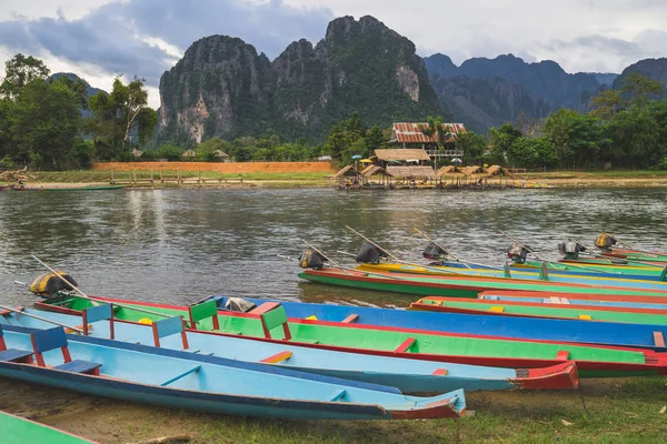 Şarkı nehir, Vang Vieng, Laos günbatımında uzun kuyruk gemilerde. — Stok fotoğraf