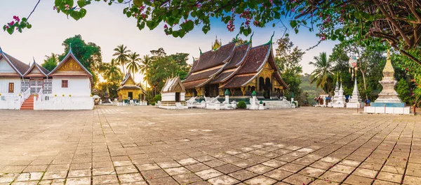 Panorama filmado en Wat Xieng Thong (Golden City Temple) en Luang P — Foto de Stock