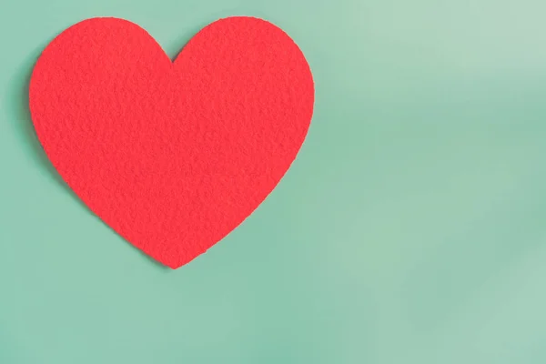 Corazón rojo sobre fondo de color pastel con espacio . — Foto de Stock