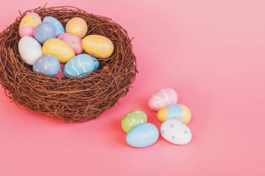 Renkli Paskalya yumurta yuva üzerinde pembe pastel renk arka plan zekâ