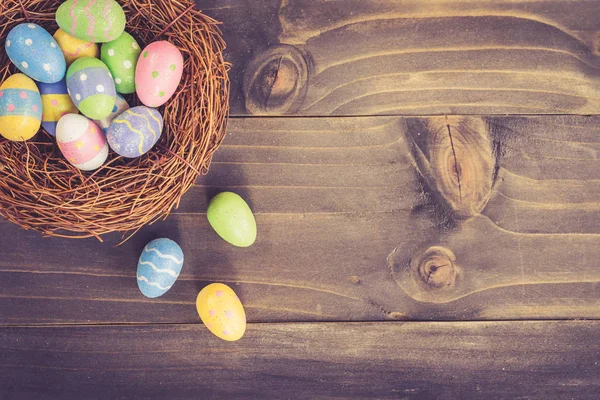 Colorate uova di Pasqua in pulito su tavola fondo di legno con spa — Foto Stock