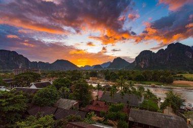 Bakış açısı ve Vang Vieng, Laos, güzel günbatımı manzara.