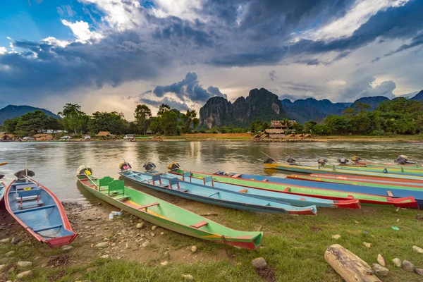 Довгий хвіст човни на захід сонця на пісню річки, Ванг Макао, Лаос. — стокове фото