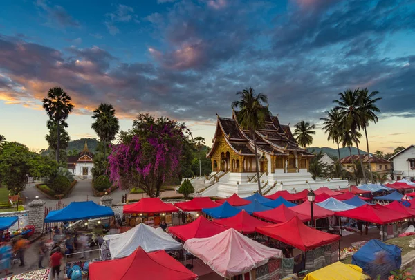 The night souvenir market in front of National museum of Luang P — Stock Photo, Image