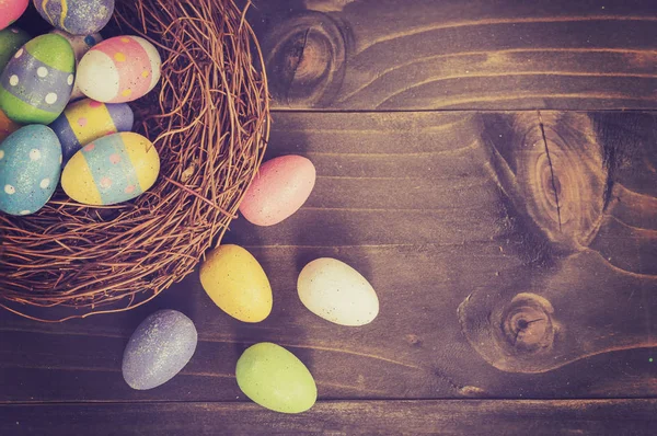 Colorate uova di Pasqua in pulito su tavola fondo di legno con spa — Foto Stock