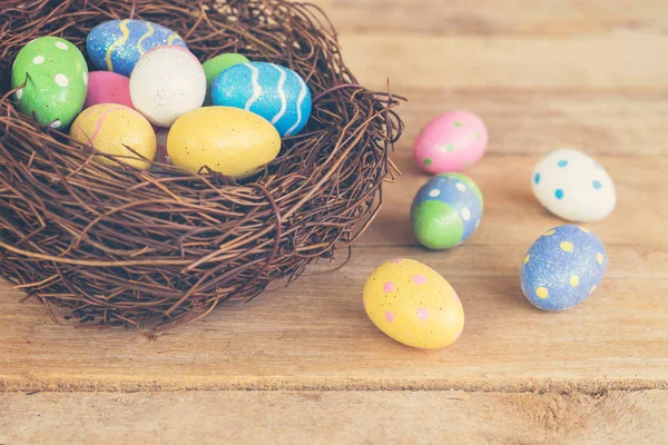 Colorate uova di Pasqua in pulito su tavola fondo di legno con spa — Foto Stock