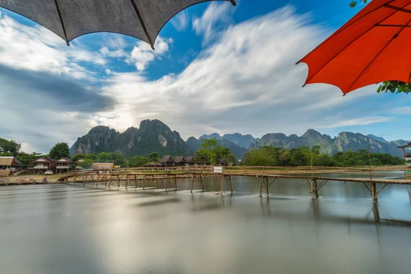 Larga exposición Puente de madera en el río Naw Song en Vang vieng, Laos . — Foto de Stock