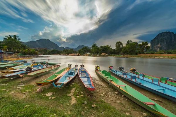 Long exposure and long tail boats on naw song river in Vang vien — Stock Photo, Image