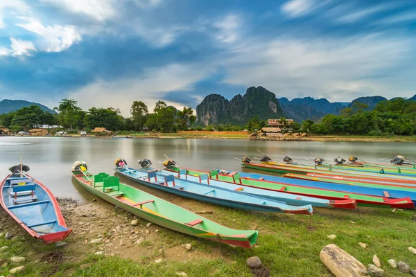 Longa exposição e barcos de cauda longa no rio canção naw em Vang vien — Fotografia de Stock