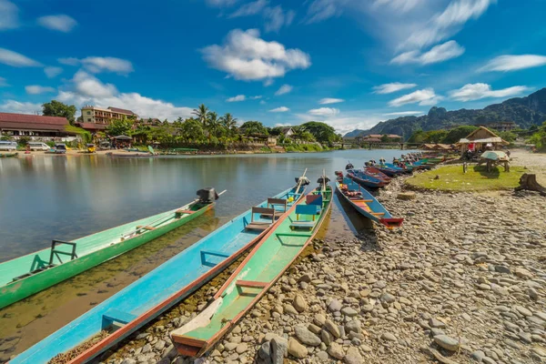 Long exposure and long tail boats on naw song river in Vang vien — Stock Photo, Image