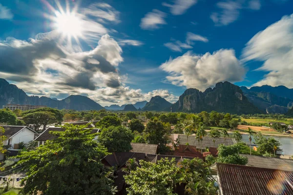 Landskap och utsiktsplatsen vid nam song-floden i Vang vieng, Laos. — Stockfoto