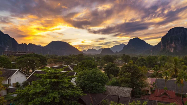 Paisaje vista panorámica al atardecer en Vang Vieng, Laos . — Foto de Stock