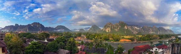 Landskap Visa panorama på morgonen i Vang Vieng, Laos. — Stockfoto