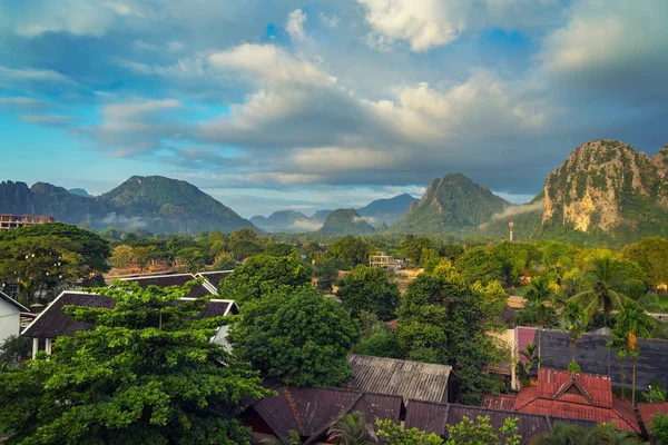Paisaje vista panorámica por la mañana en Vang Vieng, Laos . — Foto de Stock