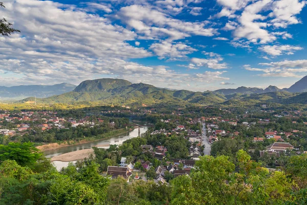 Paisagem para miradouro ao pôr do sol em Luang Prabang, Laos . — Fotografia de Stock